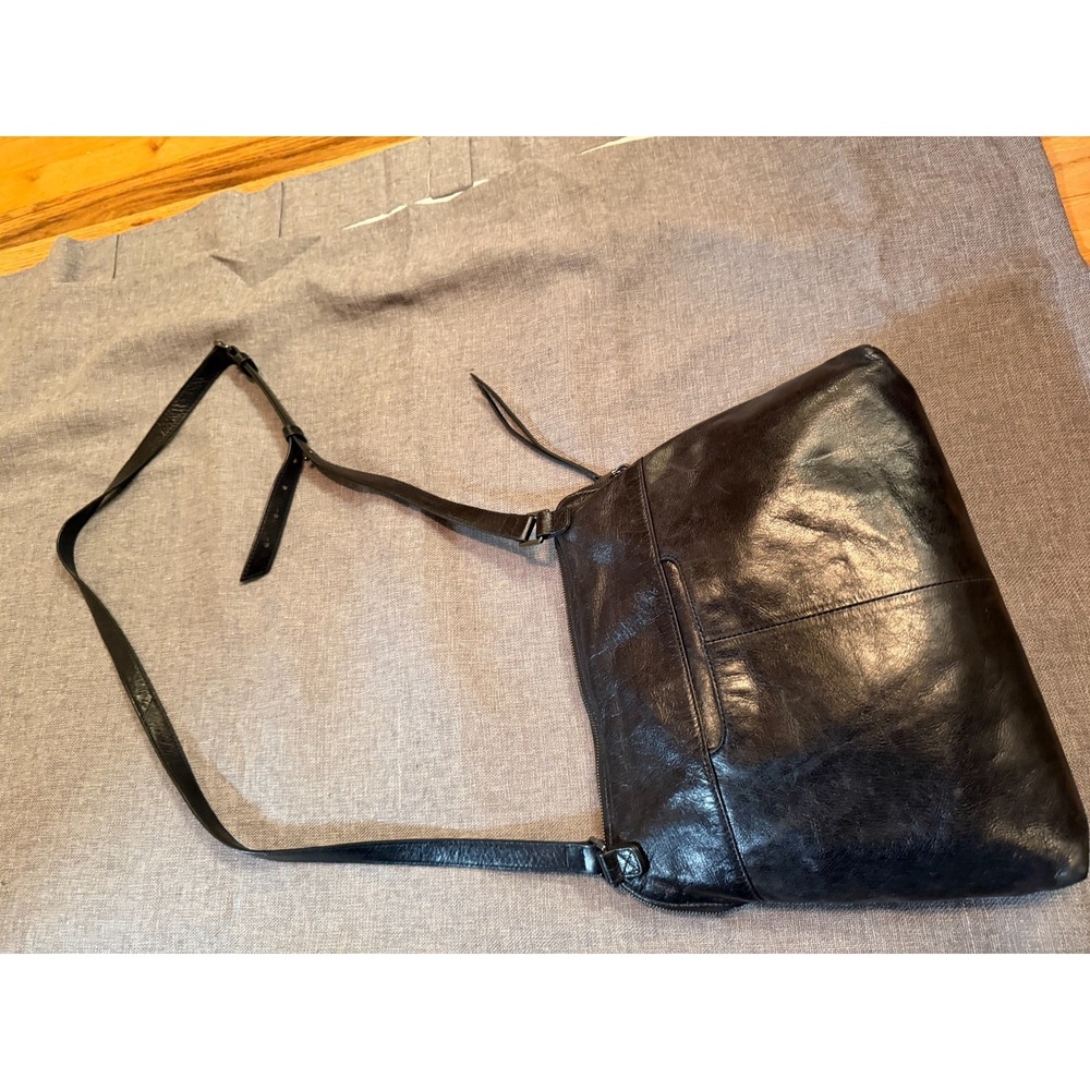 Black Hobo leather shoulder bag.